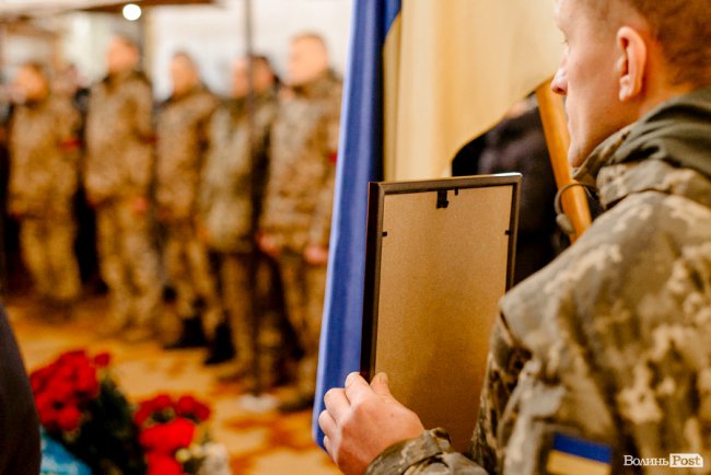 «Вивільнюємося ціною життя Героїв»: у Луцьку попрощалися із Владиславом Недільком. ФОТО