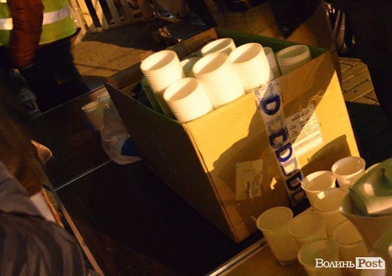 Луцький ресторатор Бровін пригощає учасників Євромайдану.  ФОТО