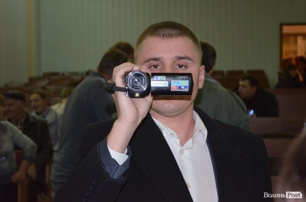 Кандидат Олександр Кононович, який постійно перебуває біля соратників Івахіва