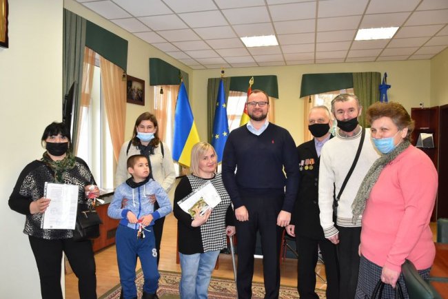 Чотирьом лучанам вручили ключі від квартир в новобудові. ФОТО