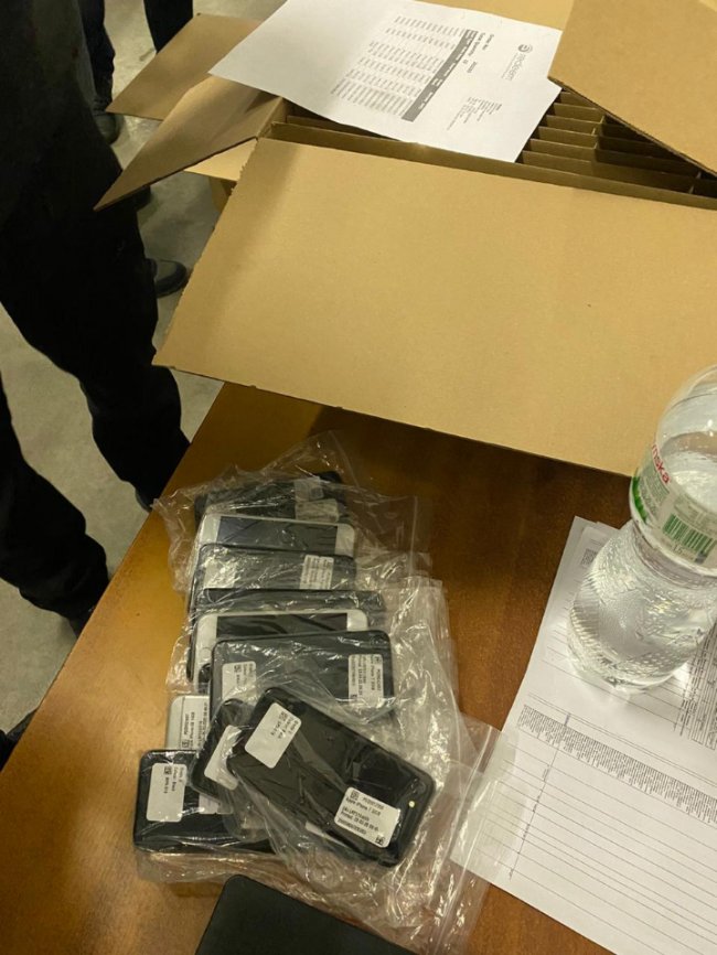 Через «Ягодин» намагалися провезти телефони та телевізори відомих компаній. ФОТО