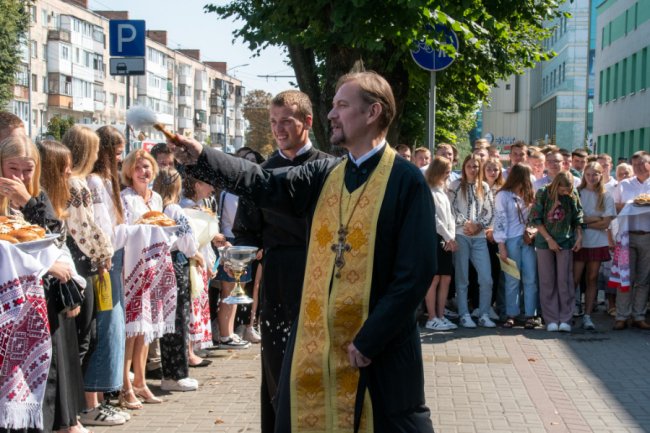 Майже 400 першокурсників Луцького педколеджу посвятили у студенти. ФОТО