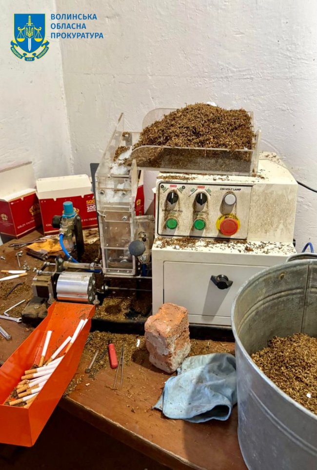 Троє волинян налагодили в приміщенні колишнього дитячого табору тютюновий цех