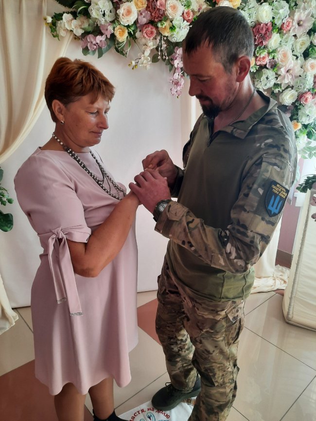 На Волині воїн ЗСУ побрався із коханою