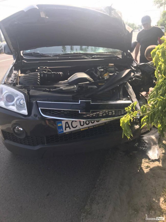 Одну з автівок відкинуло на тротуар: при в'їзді до Луцька – аварія. ФОТО