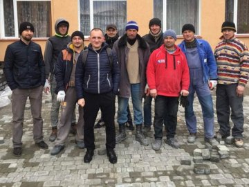 З миру по нитці: у Ковелі небайдужі організували будівництво літнього майданчика для дітей-сиріт. ФОТО