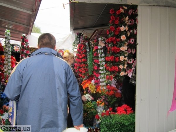 Поминальний тиждень –  «гаряча пора» для луцьких базарників