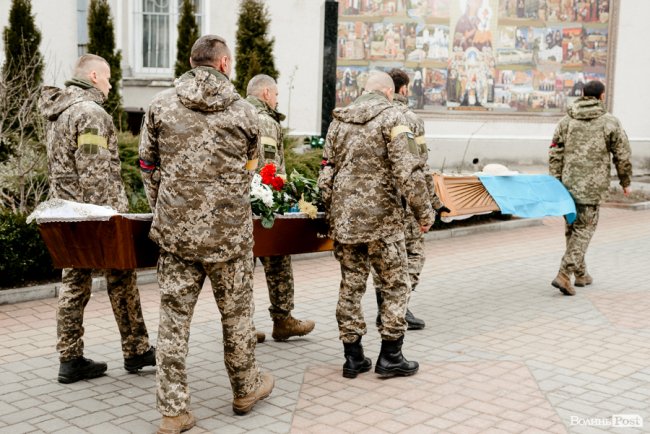 «Вивільнюємося ціною життя Героїв»: у Луцьку попрощалися із Владиславом Недільком. ФОТО