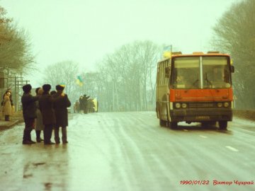 Опублікували раритетні фото лучан на першому ланцюгу Злуки