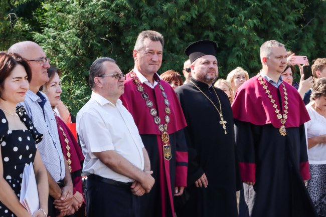 Гарний настрій і пропозиція руки та серця: майже 1500 випускників ВНУ отримали дипломи. ФОТО