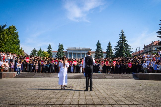 Гарний настрій і пропозиція руки та серця: майже 1500 випускників ВНУ отримали дипломи. ФОТО