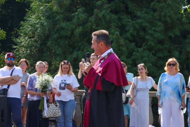 Гарний настрій і пропозиція руки та серця: майже 1500 випускників ВНУ отримали дипломи. ФОТО