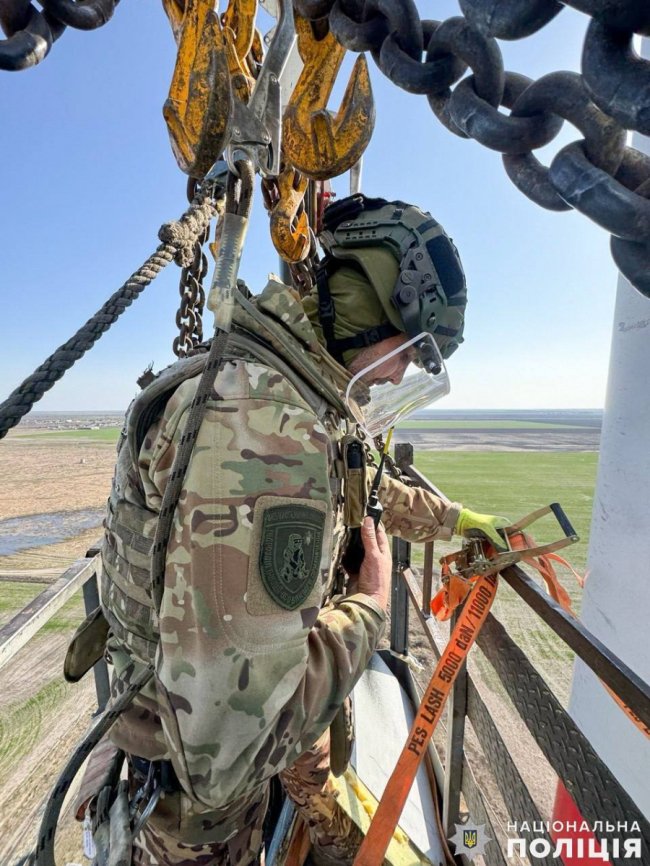 Миколаївська поліція знешкодила вибухівку із «Шахеда», яка застрягла у гвинті вітряка на висоті 55 м