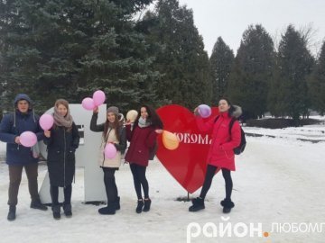 Любомль: школярі дарували посмішки і хороший настрій