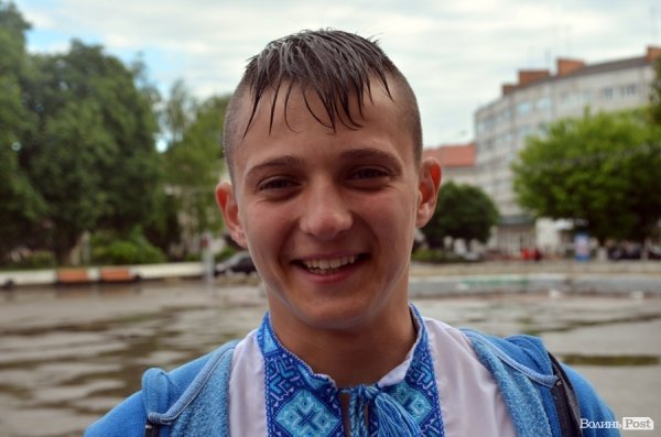 Луцькі націоналісти відзначили День героїв маршем у сильну зливу. ФОТО