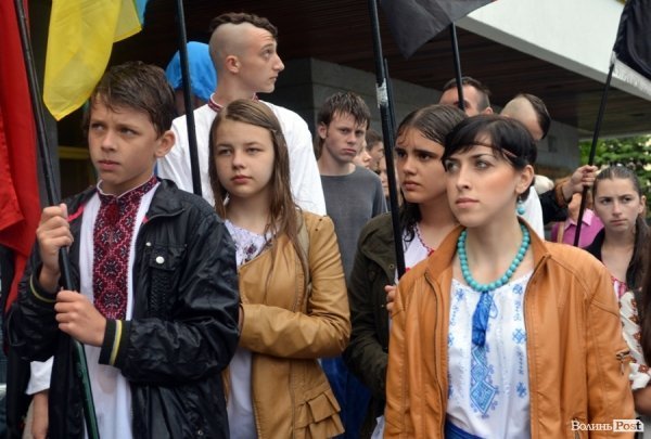 Луцькі націоналісти відзначили День героїв маршем у сильну зливу. ФОТО