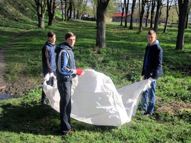 У Володимирі прибрали парк «Слов’янський»