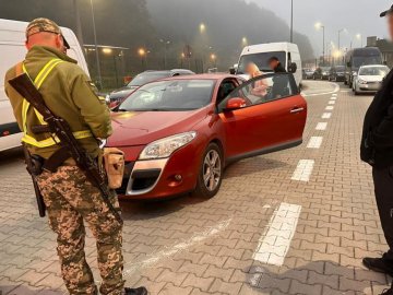 Громадянка Польщі намагалася вивезти з України свого хлопця-українця, сховавши під ковдрою. ФОТО