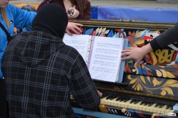 «Піаніст-екстреміст» грав у цертрі Луцька на революційному піаніно. ФОТО. ВІДЕО