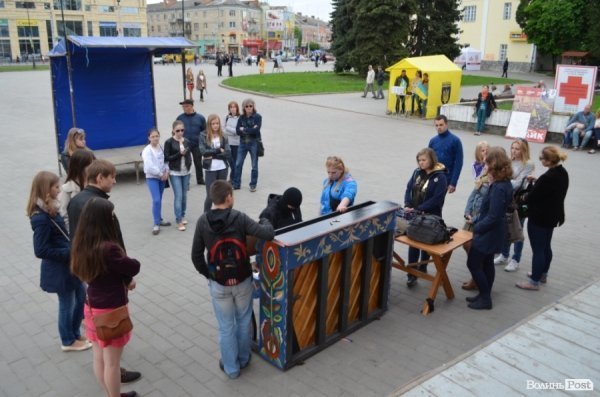 «Піаніст-екстреміст» грав у цертрі Луцька на революційному піаніно. ФОТО. ВІДЕО