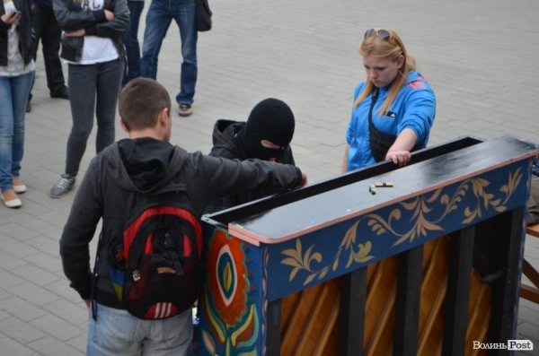 «Піаніст-екстреміст» грав у цертрі Луцька на революційному піаніно. ФОТО. ВІДЕО