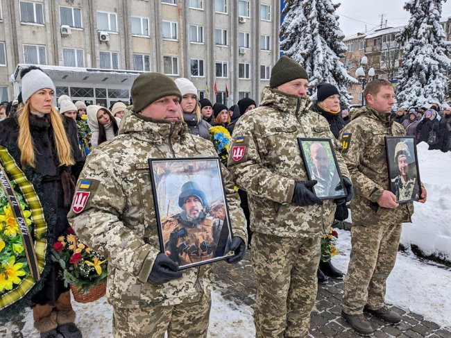 «Ці чоловіки були саме такими – відважними, відданими країні»: у Ковелі попрощалися одразу з трьома Героями