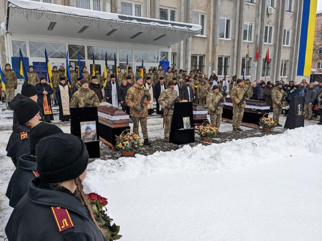«Ці чоловіки були саме такими – відважними, відданими країні»: у Ковелі попрощалися одразу з трьома Героями