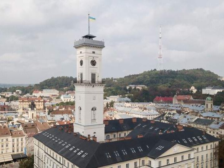 У Львові з оглядового майданчика Ратуші вистрибнув громадянин Австралії 