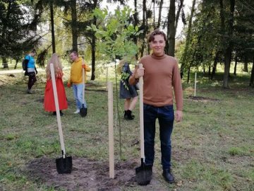 «Фронтера-сквер»: у Луцьку письменники висадили алею ясенів