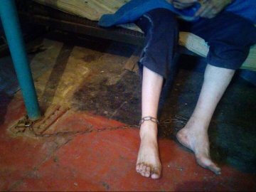 Матір посадила на ланцюг дорослого сина заради пенсії. ФОТО