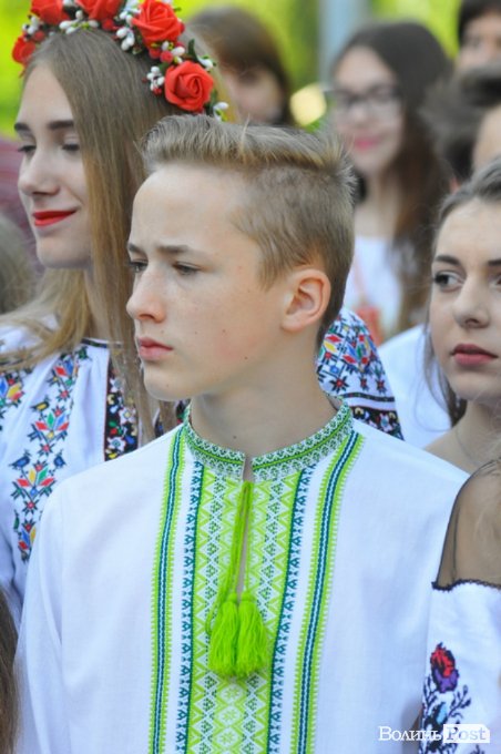 Емоції, квіти, вишиване вбрання: останній дзвоник у луцькій гімназії. ФОТО