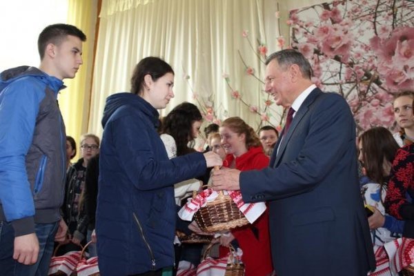 Делегація зі сходу приїхала побитися яйцями на Волинь. ФОТО