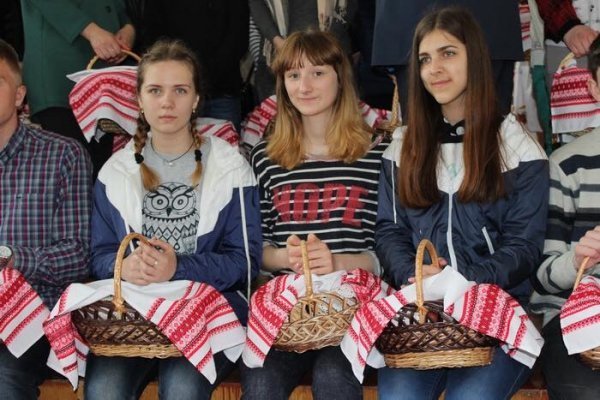 Делегація зі сходу приїхала побитися яйцями на Волинь. ФОТО