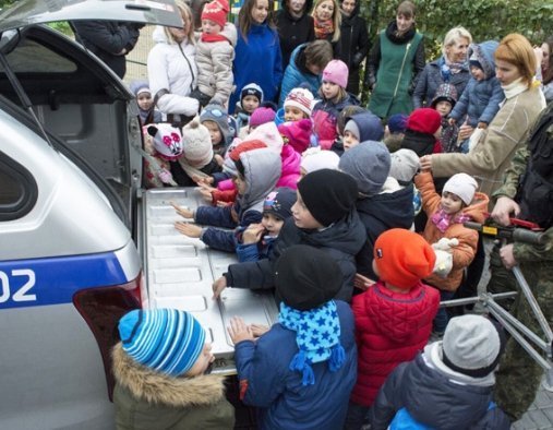 Металошукачі, зброя, вибухотехніки: у дитячому центрі в Луцьку побували поліцейські