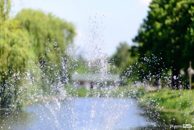 Літній день у центральному парку Луцька. ФОТОРЕПОРТАЖ