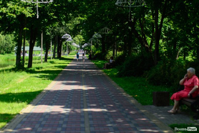 Літній день у центральному парку Луцька. ФОТОРЕПОРТАЖ