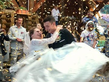 Волинський телеведучий побрався зі співачкою. ФОТО. ВІДЕО