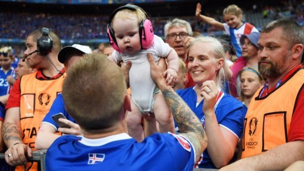 Кадр дня - Арі Скуласон святкує історичну перемогу разом з найріднішими людьми