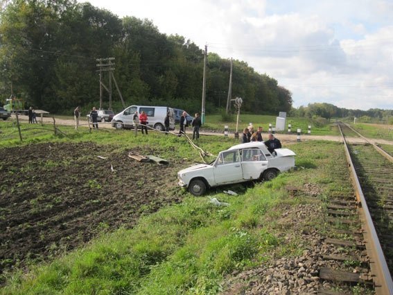 Аварія на Волині: ВАЗу не вдалося «проскочити» перед потягом. ФОТО