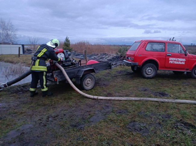 На Волині рятувальники відкачували воду з присадибних ділянок