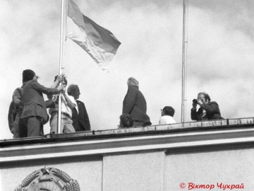 Як у Луцьку вперше встановлювали державний український стяг. РЕТРОФОТО