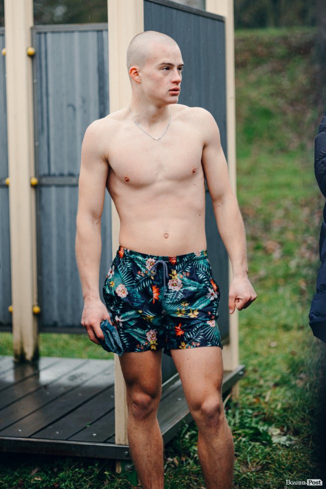 Водохреще у Луцьку: освячення води в річці Стир та занурення лучан. ФОТОРЕПОРТАЖ