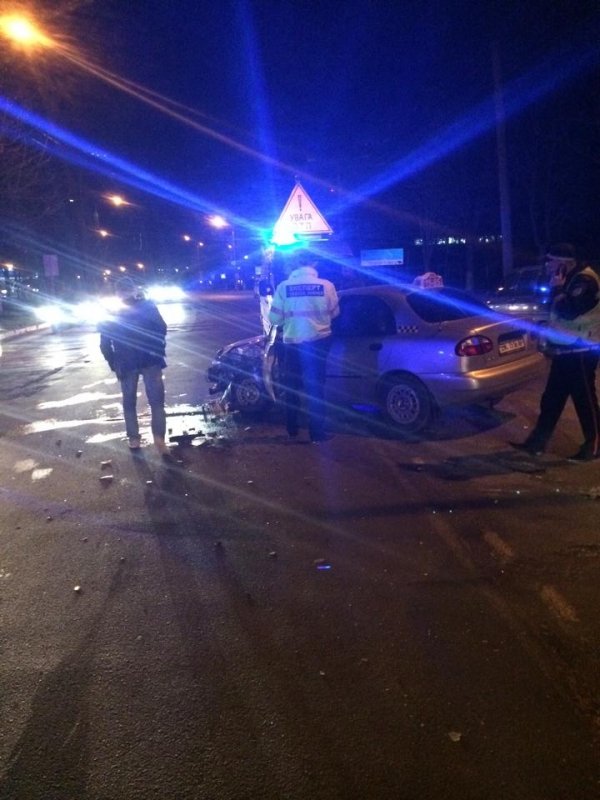 Нічна аварія в Луцьку: водій спробував втекти з місця ДТП. ФОТО