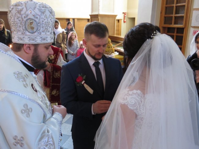 Показали чуттєві фото з вінчання одного з найбажаніших холостяків Волині