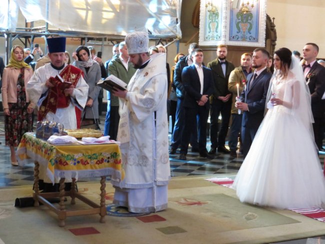 Показали чуттєві фото з вінчання одного з найбажаніших холостяків Волині