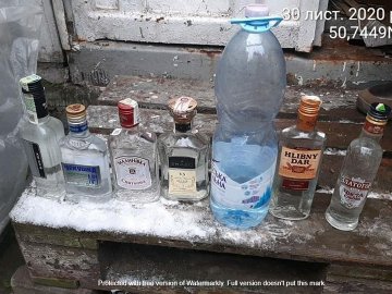 У Луцьку викрили жінку, яка торгувала на ринку сурогатом. ФОТО