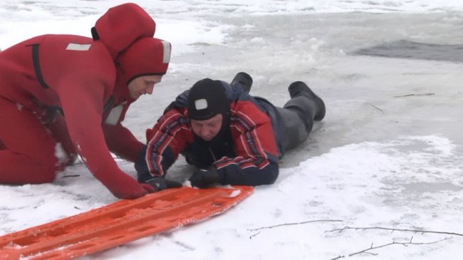 Волинські рятувальники показали, як врятуватися з-під криги.ФОТО.ВІДЕО