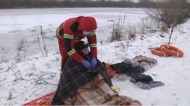 Волинські рятувальники показали, як врятуватися з-під криги.ФОТО.ВІДЕО
