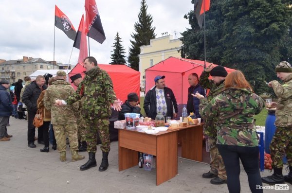 У Луцьку ярмаркували, щоб допомогти добровольцям в АТО.ФОТО