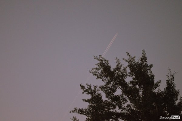 Десь там, високо в небі, вже, певно, видно первістки світанку 